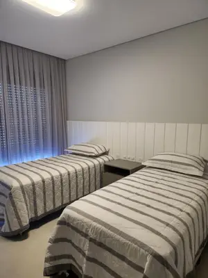 Uma cama ou camas num quarto em INCRÍVEL DUPLEX COM JACUZZI PRÓXIMO AO MAR, 3 SUÍTES, Apt 408