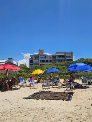 Uma praia em ou perto do apartamento