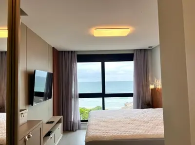 Uma televisão e/ou sistema de entretenimento em MAJESTOSO DUPLEX COM JACUZZI DE FRENTE PARA O MAR, 3 SUÍTES, Apt 404