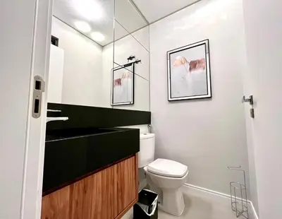 Uma casa de banho em MAJESTOSO DUPLEX COM JACUZZI DE FRENTE PARA O MAR, 3 SUÍTES, Apt 404