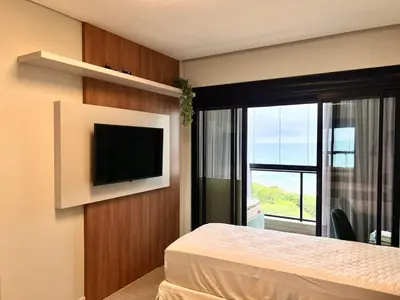 Uma televisão e/ou sistema de entretenimento em MAJESTOSO DUPLEX COM JACUZZI DE FRENTE PARA O MAR, 3 SUÍTES, Apt 404