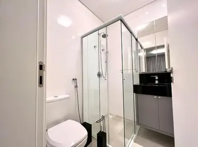 Uma casa de banho em MAJESTOSO DUPLEX COM JACUZZI DE FRENTE PARA O MAR, 3 SUÍTES, Apt 404