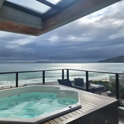 MAJESTOSO DUPLEX COM JACUZZI DE FRENTE PARA O MAR