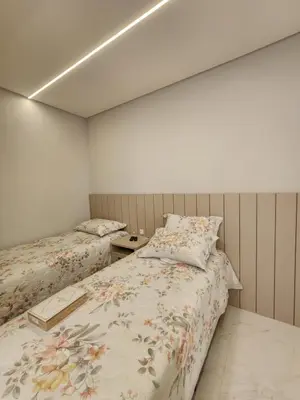 Uma cama ou camas num quarto em TÉRREO EXCLUSIVO À BEIRA MAR E 3 SUÍTES , Apt 101 Mariscal