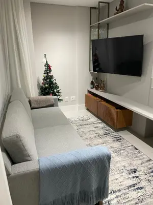 Uma televisão e/ou sistema de entretenimento em Apart de luxo 3 suites 2 vagas de garagem e quadra do mar