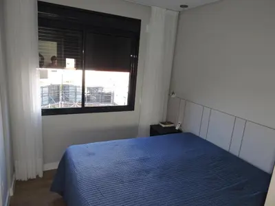 Uma cama ou camas num quarto em Apart de luxo 3 suites 2 vagas de garagem e quadra do mar