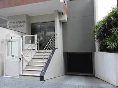 A planta de Apart de luxo 3 suites 2 vagas de garagem e quadra do mar