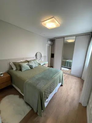 Uma cama ou camas num quarto em Apart de luxo 3 suites 2 vagas de garagem e quadra do mar