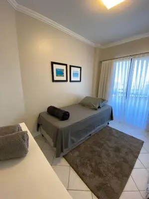 Uma cama ou camas num quarto em Apto Praia Mariscal