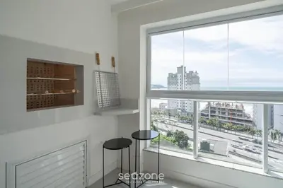 Uma vista geral de Meia Praia ou a vista da cidade a partir do apartamento
