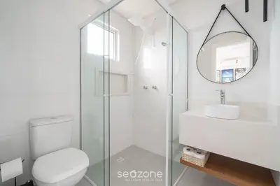 Uma casa de banho em Apto vista mar 2Q prox praia Itapema SEM501