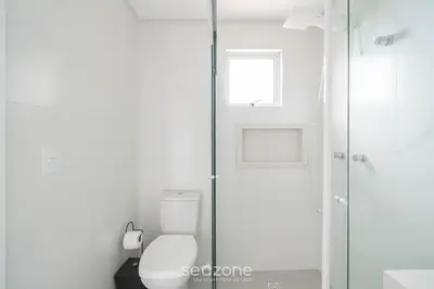 Uma casa de banho em Apto vista mar 2Q prox praia Itapema SEM501