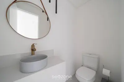Uma casa de banho em Apto vista mar 2Q prox praia Itapema SEM501