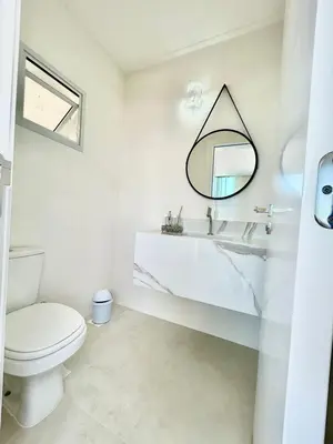 Uma casa de banho em ANSNEGOCIOS APTO DUPLEX PRAIA MARISCAL 302 Bayside