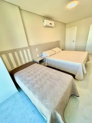 Uma cama ou camas num quarto em ANSNEGOCIOS APTO DUPLEX PRAIA MARISCAL 302 Bayside