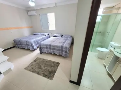 Uma cama ou camas num quarto em 3 suítes grandes, 4 garagens, Vista mar, ótima localização a 2 minutos do mar em Meia Praia - Itapema
