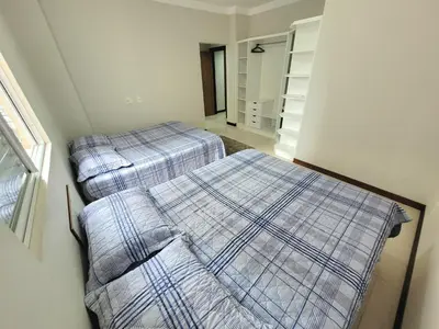 Uma cama ou camas num quarto em 3 suítes grandes, 4 garagens, Vista mar, ótima localização a 2 minutos do mar em Meia Praia - Itapema