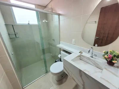 Uma casa de banho em 3 suítes grandes, 4 garagens, Vista mar, ótima localização a 2 minutos do mar em Meia Praia - Itapema