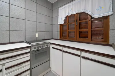 A cozinha ou kitchenette de Aluguel Casa 3 Quartos para 8 Pessoas Bombas/SC