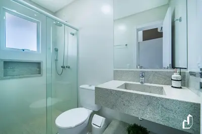 Uma casa de banho em Cobertura Espaçosa com Piscina Exclusiva
