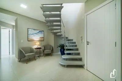 A planta de Cobertura Espaçosa com Piscina Exclusiva