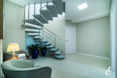 A planta de Cobertura Espaçosa com Piscina Exclusiva