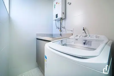 A planta de Cobertura Espaçosa com Piscina Exclusiva