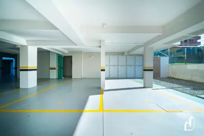 A planta de Cobertura Espaçosa com Piscina Exclusiva