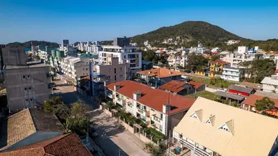 Uma vista geral da montanha ou uma vista da montanha a partir do apartamento