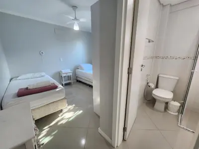 Uma cama ou camas num quarto em Apartamento Bombinhas Centro