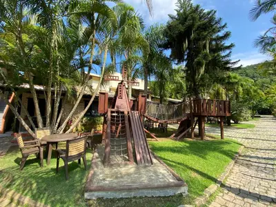 Um jardim no exterior de Chalés do Holandês Eco Pousada