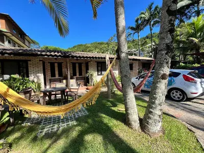 Um jardim no exterior de Chalés do Holandês Eco Pousada