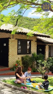 Um jardim no exterior de Chalés do Holandês Eco Pousada