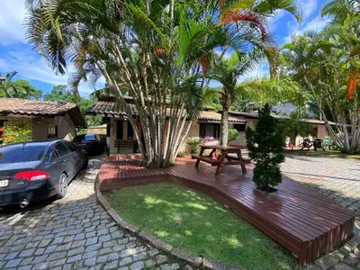 Um jardim no exterior de Chalés do Holandês Eco Pousada