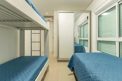 Uma cama ou camas num quarto em Apartamento com Excelente Localização na Praia de Bombinhas