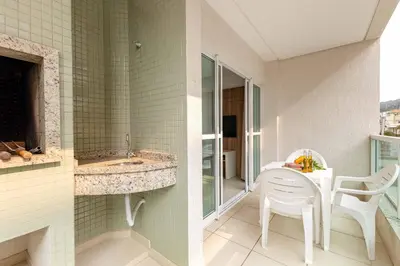 Uma área de estar em Apartamento com Excelente Localização na Praia de Bombinhas