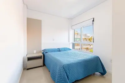 Uma cama ou camas num quarto em Excelente Apartamento a 290m da Praia de Bombinhas