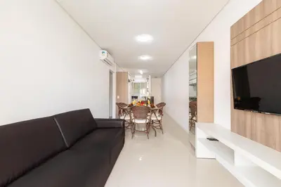 Uma televisão e/ou sistema de entretenimento em Excelente Apartamento a 290m da Praia de Bombinhas
