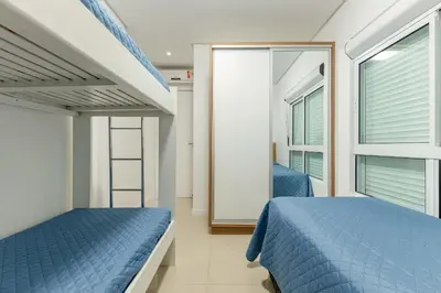 Uma cama ou camas num quarto em Excelente Apartamento a 290m da Praia de Bombinhas