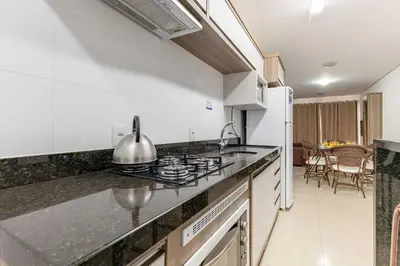 A cozinha ou kitchenette de Excelente Localização a 290m da Praia de Bombinhas