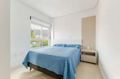 Uma cama ou camas num quarto em Excelente Localização a 290m da Praia de Bombinhas
