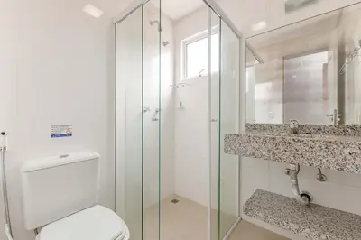 Uma casa de banho em Excelente Localização a 290m da Praia de Bombinhas