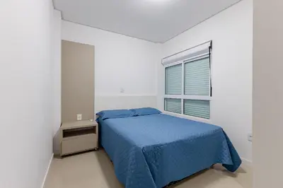 Uma cama ou camas num quarto em Ótima Localização a 290m da Praia de Bombinhas