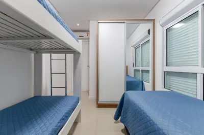 Uma cama ou camas num quarto em Ótima Localização a 290m da Praia de Bombinhas