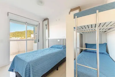 Uma cama ou camas num quarto em Excelente Localização a 200m da Praia de Bombinhas