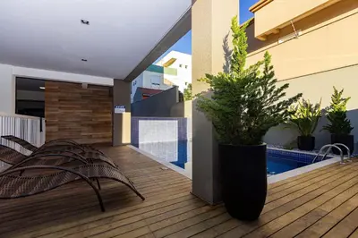 A planta de Caraíbas 202 – Lindíssimo Apartamento em Canto Grande, a 120 Metros do Mar - Piscina térreo.