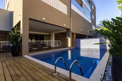 A planta de Caraíbas 202 – Lindíssimo Apartamento em Canto Grande, a 120 Metros do Mar - Piscina térreo.