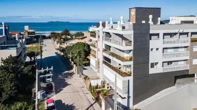 A planta de Caraíbas 201 – Lindíssimo Apartamento em Canto Grande, a 120 Metros do Mar - Piscina térreo.