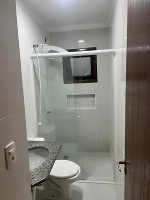 Uma casa de banho em RECANTO RESIDENCIAL MARISCAL APT03