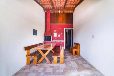 Uma televisão e/ou sistema de entretenimento em Casa a 2 quadras da Praia de Zimbros RW2724